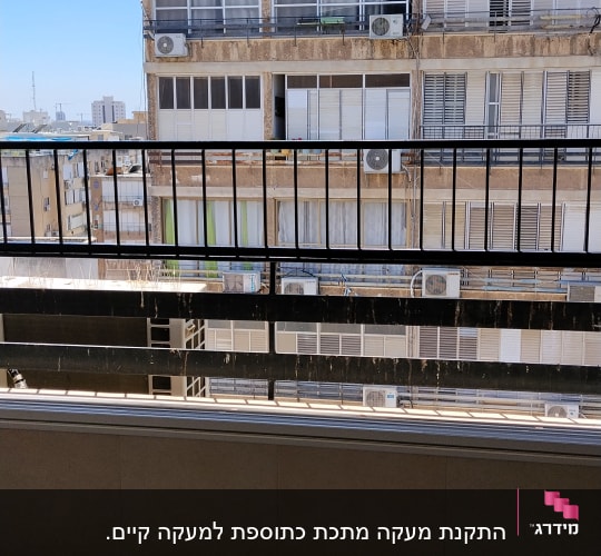 נוף עירוני עם מרפסת וסורגים